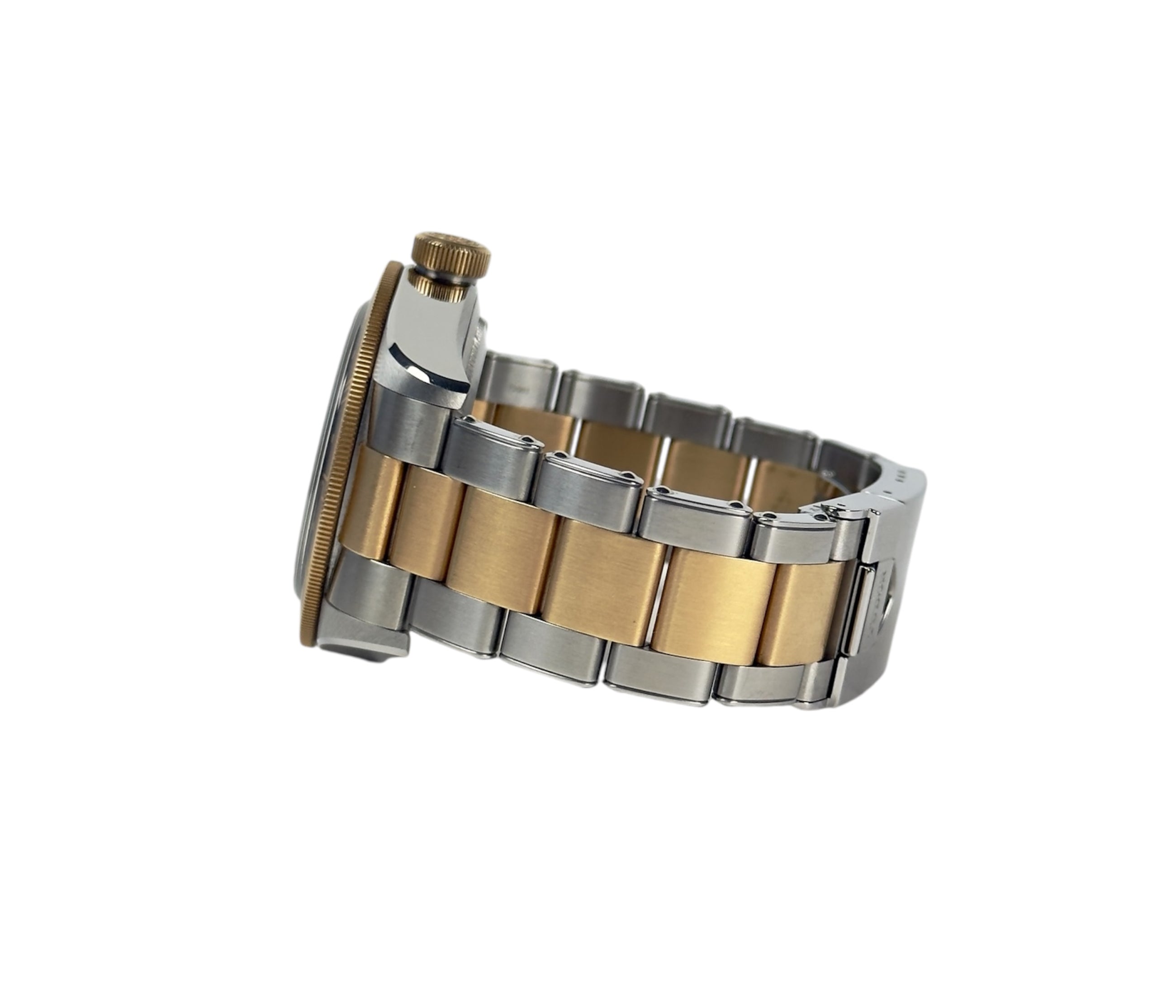 Tudor Black Bay GMT (2023) i guld og stål. Uret fremstår i rigtig flot stand med få brugsspor. Kommer som fuldt sæt: Bokse, certifikat, manualer og bezelbeskytter. Tudor garanti til 2028.