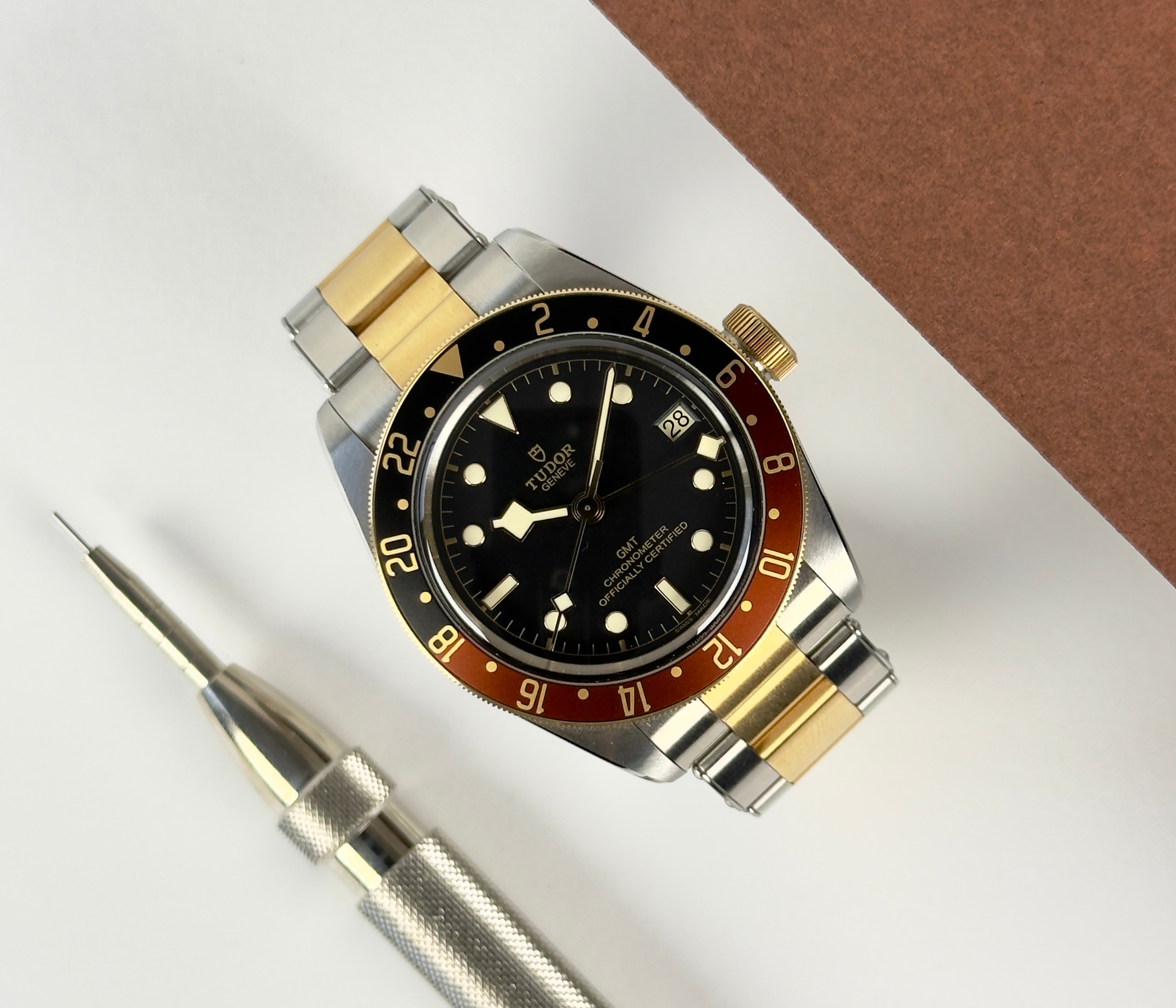 Tudor Black Bay GMT (2023) i guld og stål. Uret fremstår i rigtig flot stand med få brugsspor. Kommer som fuldt sæt: Bokse, certifikat, manualer og bezelbeskytter. Tudor garanti til 2028.
