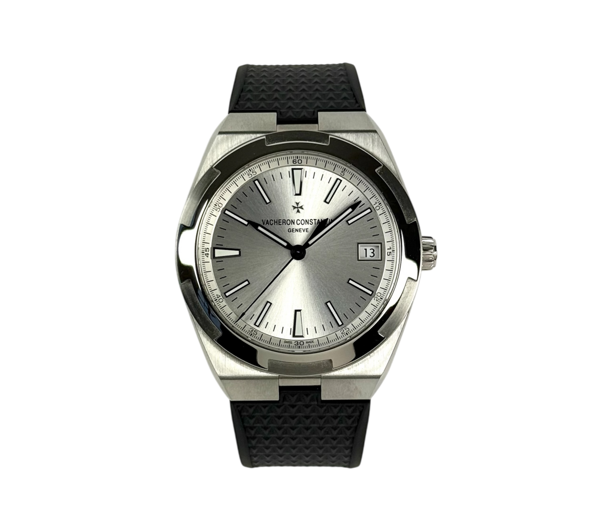 Vacheron Constantin Overseas 4500V/110A-B126 (2023) i stål med sølvskive. Uret kommer med ubrugt stållænke og læderrem samt gummirem m. VC-foldespænde. Fremstår i rigtig god stand med få brugsspor. Kommer som komplet sæt: Bokse, certifikat, remme/lænke og tags. Udvidet VC-garanti til 2032.