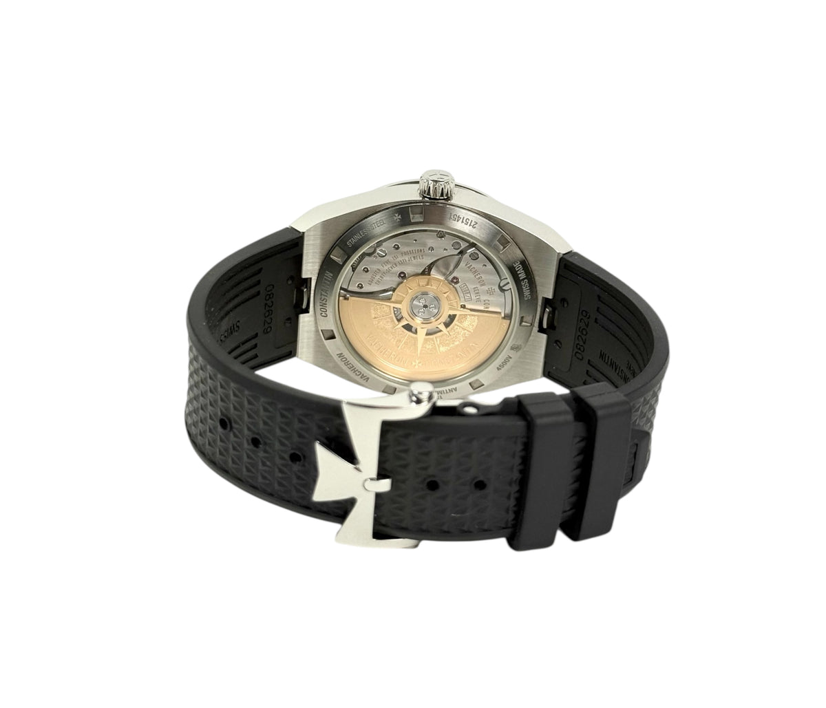 Vacheron Constantin Overseas 4500V/110A-B126 (2023) i stål med sølvskive. Uret kommer med ubrugt stållænke og læderrem samt gummirem m. VC-foldespænde. Fremstår i rigtig god stand med få brugsspor. Kommer som komplet sæt: Bokse, certifikat, remme/lænke og tags. Udvidet VC-garanti til 2032.