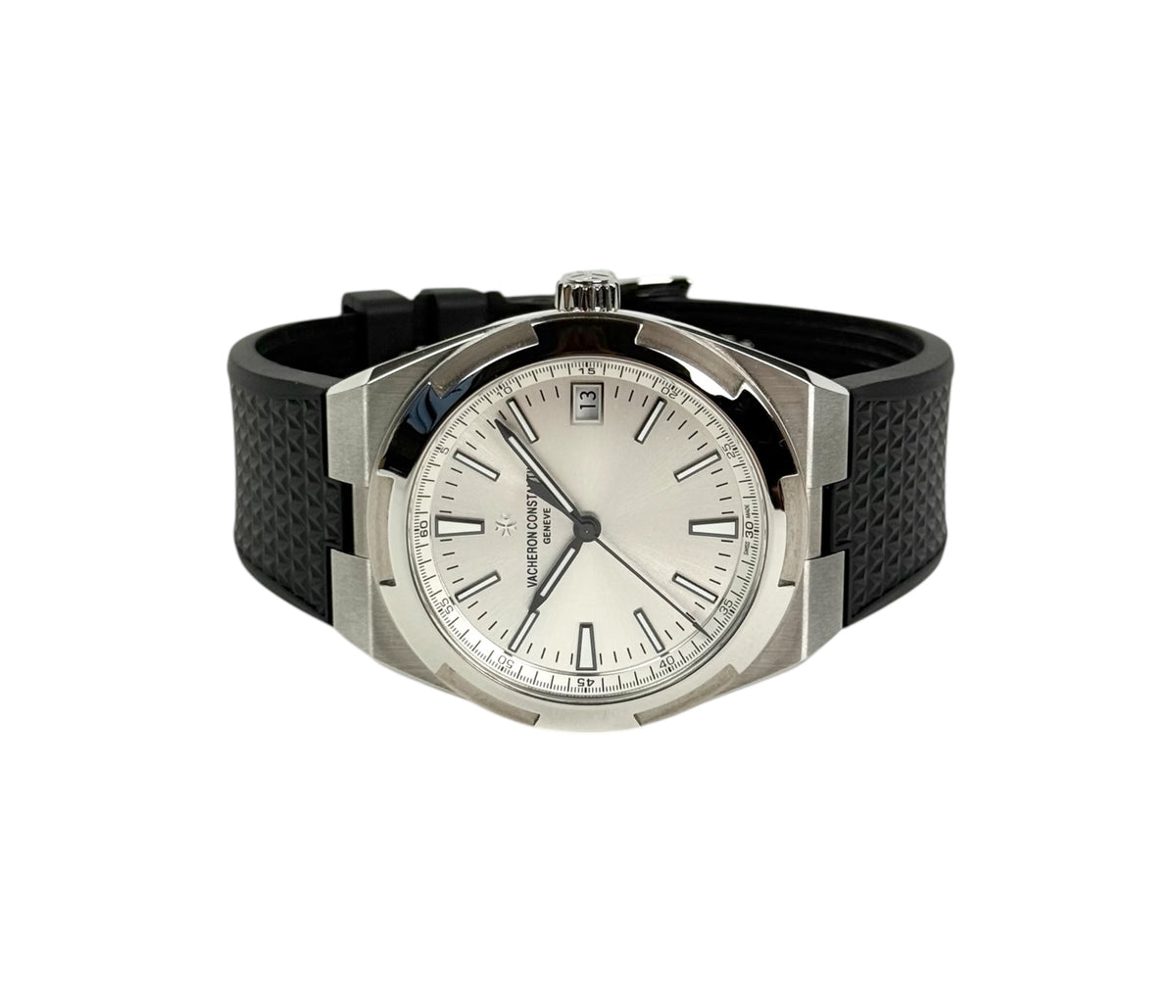 Vacheron Constantin Overseas 4500V/110A-B126 (2023) i stål med sølvskive. Uret kommer med ubrugt stållænke og læderrem samt gummirem m. VC-foldespænde. Fremstår i rigtig god stand med få brugsspor. Kommer som komplet sæt: Bokse, certifikat, remme/lænke og tags. Udvidet VC-garanti til 2032.