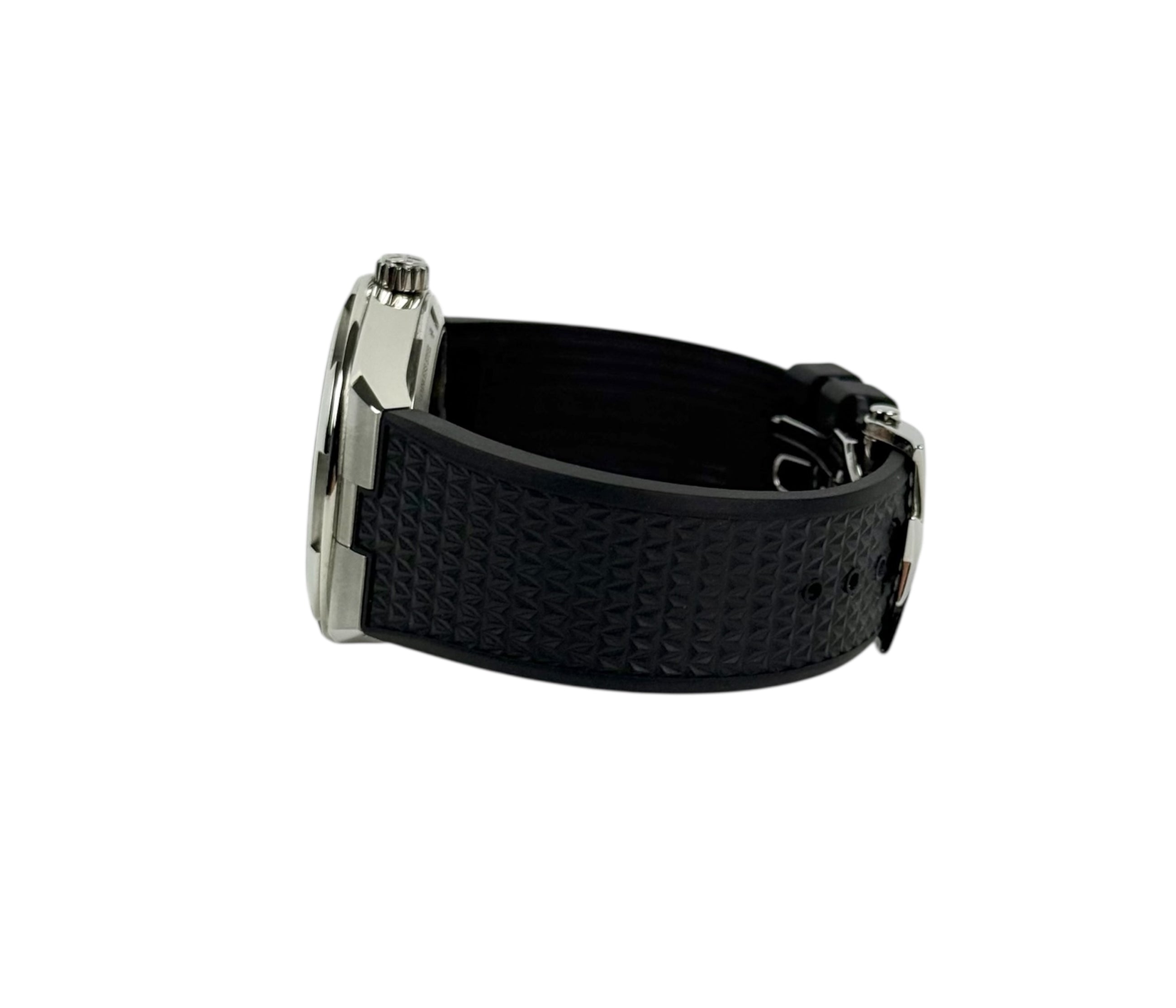 Vacheron Constantin Overseas 4500V/110A-B126 (2023) i stål med sølvskive. Uret kommer med ubrugt stållænke og læderrem samt gummirem m. VC-foldespænde. Fremstår i rigtig god stand med få brugsspor. Kommer som komplet sæt: Bokse, certifikat, remme/lænke og tags. Udvidet VC-garanti til 2032.