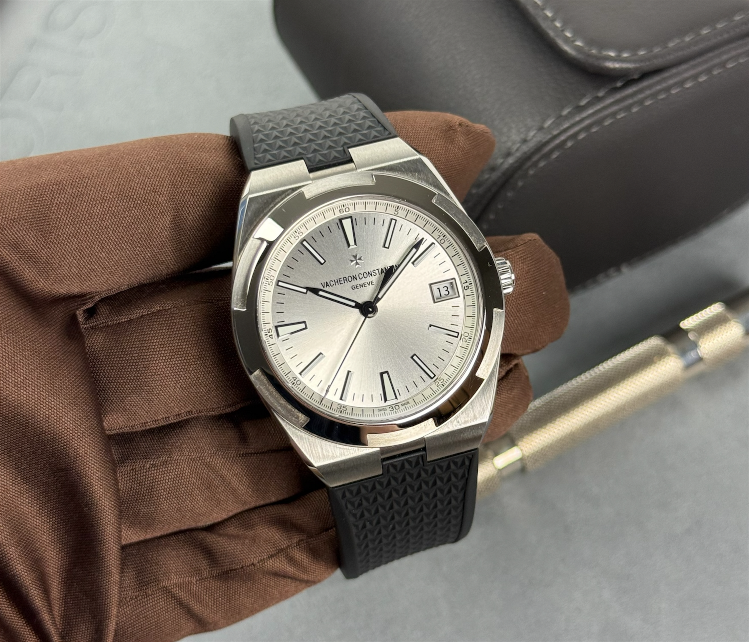 Vacheron Constantin Overseas 4500V/110A-B126 (2023) i stål med sølvskive. Uret kommer med ubrugt stållænke og læderrem samt gummirem m. VC-foldespænde. Fremstår i rigtig god stand med få brugsspor. Kommer som komplet sæt: Bokse, certifikat, remme/lænke og tags. Udvidet VC-garanti til 2032.