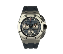 Audemars Piguet Royal Oak Offshore Chronograph 26420TI (2022) i titanium med blå skive. Kronograffunktion med flyback. Uret fremstår i rigtig flot stand med få brugsspor, 9.5/10. Kommer som fuldt sæt.