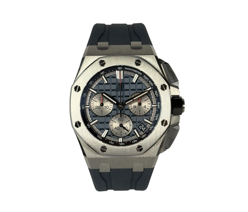 Audemars Piguet Royal Oak Offshore Chronograph 26420TI (2022) i titanium med blå skive. Kronograffunktion med flyback. Uret fremstår i rigtig flot stand med få brugsspor, 9.5/10. Kommer som fuldt sæt.