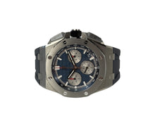 Audemars Piguet Royal Oak Offshore Chronograph 26420TI (2022) i titanium med blå skive. Kronograffunktion med flyback. Uret fremstår i rigtig flot stand med få brugsspor, 9.5/10. Kommer som fuldt sæt.