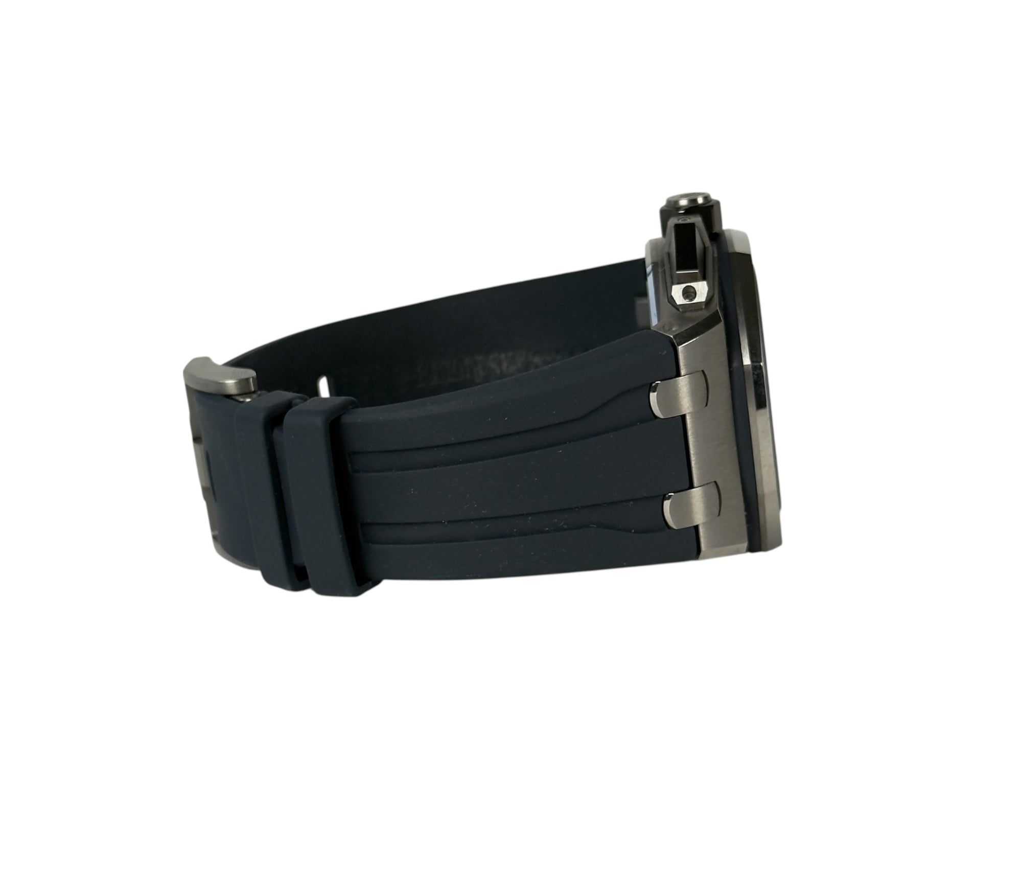 Audemars Piguet Royal Oak Offshore Chronograph 26420TI (2022) i titanium med blå skive. Kronograffunktion med flyback. Uret fremstår i rigtig flot stand med få brugsspor, 9.5/10. Kommer som fuldt sæt.