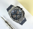 Audemars Piguet Royal Oak Offshore Chronograph 26420TI (2022) i titanium med blå skive. Kronograffunktion med flyback. Uret fremstår i rigtig flot stand med få brugsspor, 9.5/10. Kommer som fuldt sæt.