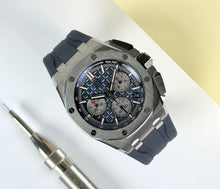 Audemars Piguet Royal Oak Offshore Chronograph 26420TI (2022) i titanium med blå skive. Kronograffunktion med flyback. Uret fremstår i rigtig flot stand med få brugsspor, 9.5/10. Kommer som fuldt sæt.