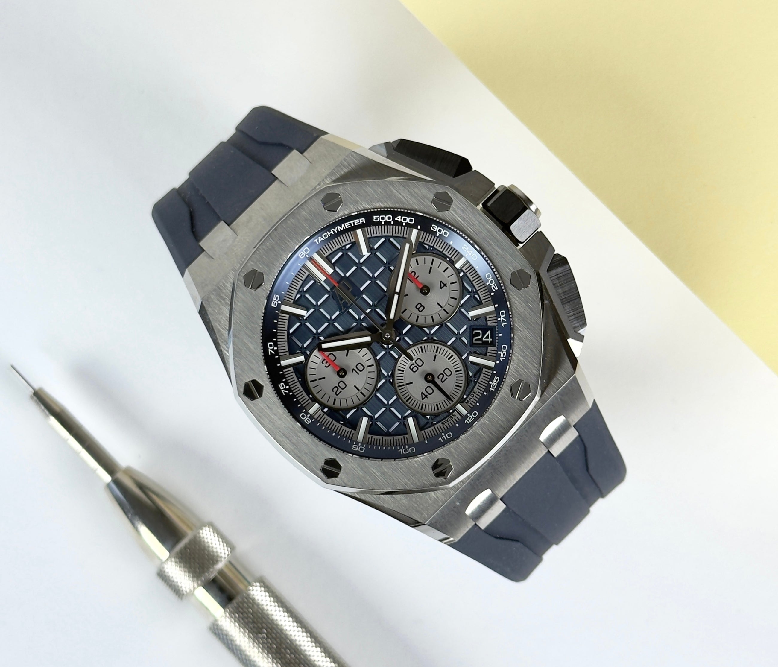 Audemars Piguet Royal Oak Offshore Chronograph 26420TI (2022) i titanium med blå skive. Kronograffunktion med flyback. Uret fremstår i rigtig flot stand med få brugsspor, 9.5/10. Kommer som fuldt sæt.