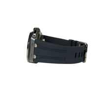 Audemars Piguet Royal Oak Offshore Chronograph 26420TI (2022) i titanium med blå skive. Kronograffunktion med flyback. Uret fremstår i rigtig flot stand med få brugsspor, 9.5/10. Kommer som fuldt sæt.