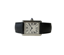 Cartier tank Must WSTA0041 (2023) i stål på en sort læderrem. Uret måler 25.5 x 33.7 mm. Fremstår i god stand med brugspor, 8.5/10. Kommer som fuldt sæt: bokse og certifikat.