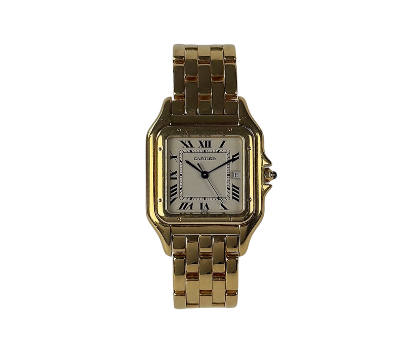 Cartier Panthere 883957 (2003) med kasse og lænke i 18 kt. guld. Uret måler 28mm x 40mm.
Det fremstår i alm. god stand. Kommer med boks, certifikat, manualer, tag og servicekvitteringer.
Uret har fået et basisservice i 2026.