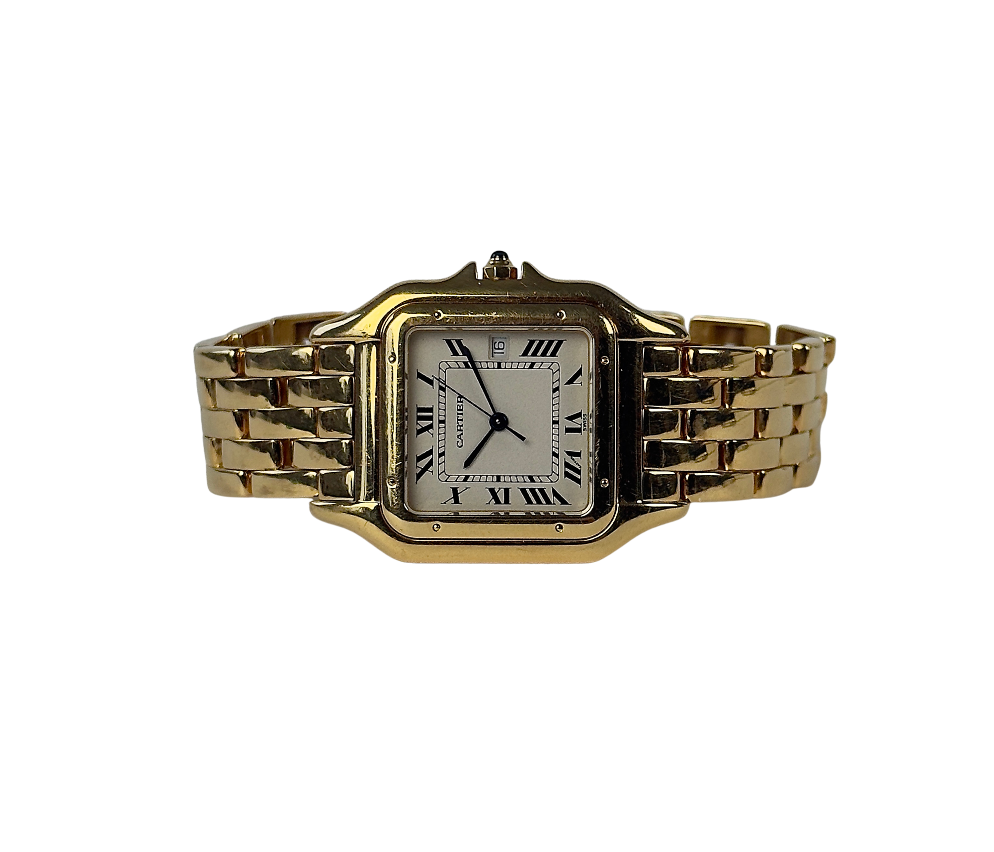 Cartier Panthere 883957 (2003) med kasse og lænke i 18 kt. guld. Uret måler 28mm x 40mm.
Det fremstår i alm. god stand. Kommer med boks, certifikat, manualer, tag og servicekvitteringer.
Uret har fået et basisservice i 2026.