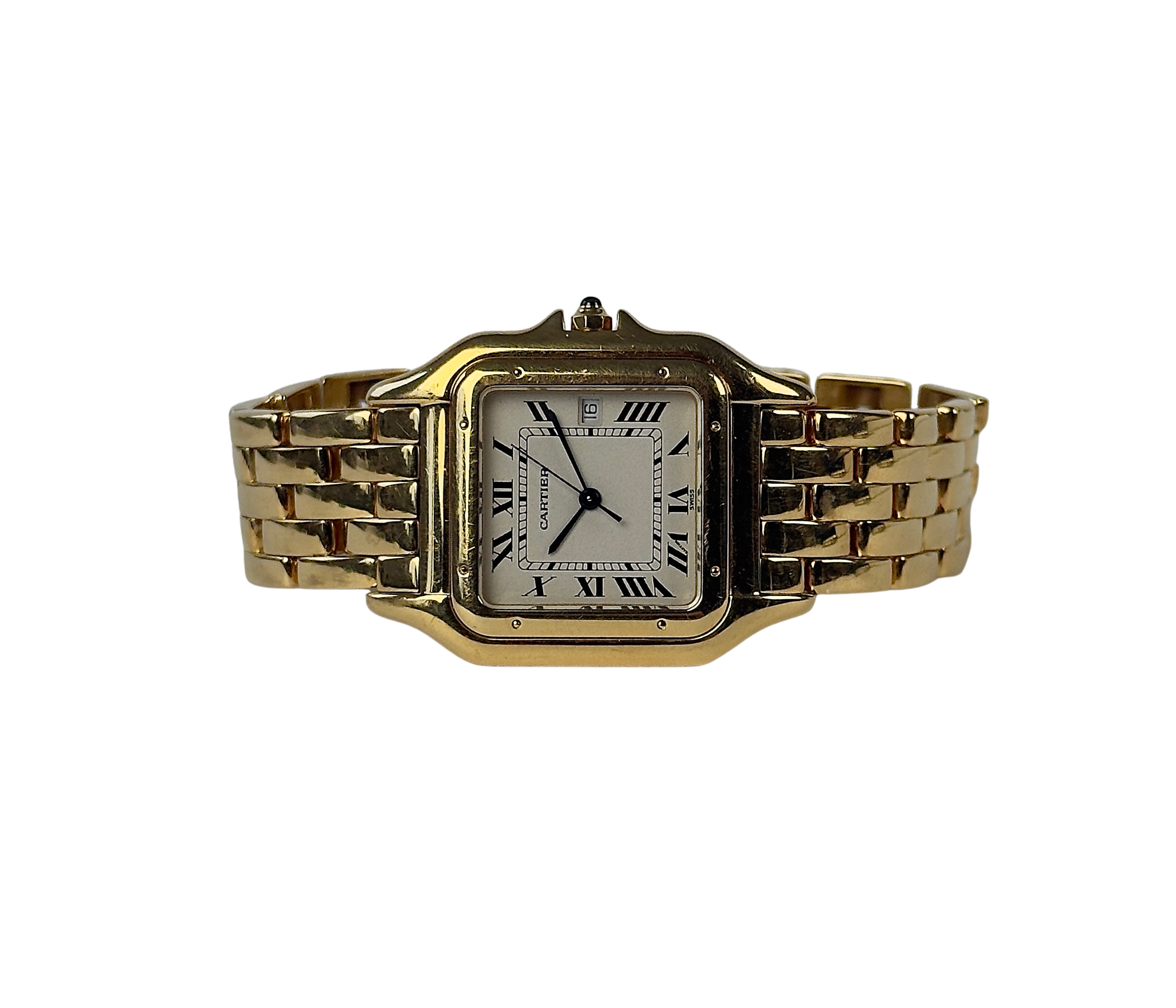 Cartier Panthere 883957 (2003) med kasse og lænke i 18 kt. guld. Uret måler 28mm x 40mm.
Det fremstår i alm. god stand. Kommer med boks, certifikat, manualer, tag og servicekvitteringer.
Uret har fået et basisservice i 2026.