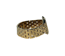 Cartier Panthere 883957 (2003) med kasse og lænke i 18 kt. guld. Uret måler 28mm x 40mm.
Det fremstår i alm. god stand. Kommer med boks, certifikat, manualer, tag og servicekvitteringer.
Uret har fået et basisservice i 2026.