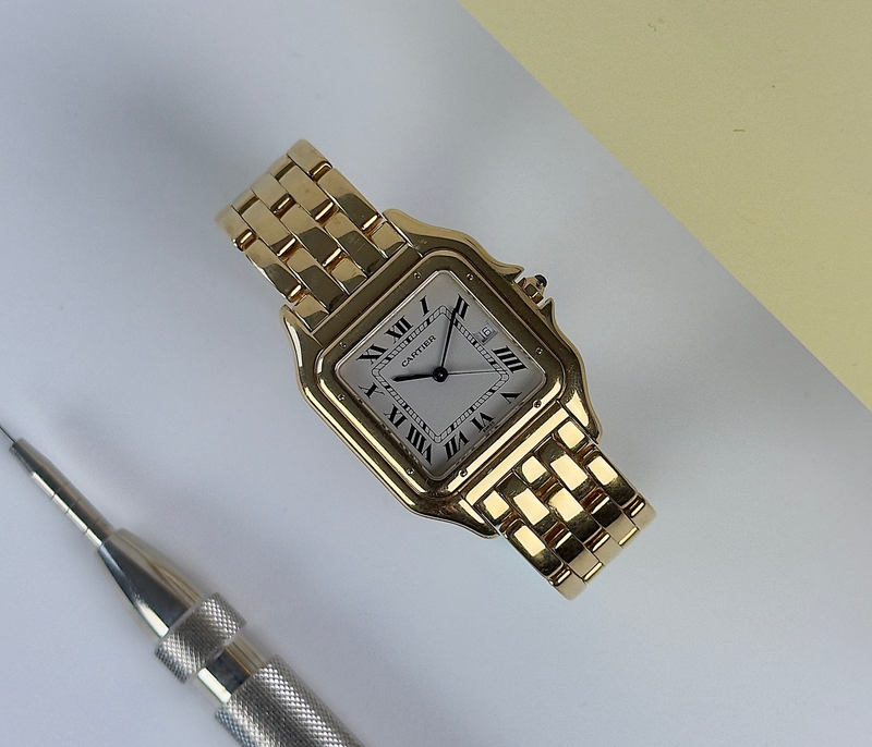 Cartier Panthere 883957 (2003) med kasse og lænke i 18 kt. guld. Uret måler 28mm x 40mm.
Det fremstår i alm. god stand. Kommer med boks, certifikat, manualer, tag og servicekvitteringer.
Uret har fået et basisservice i 2026.