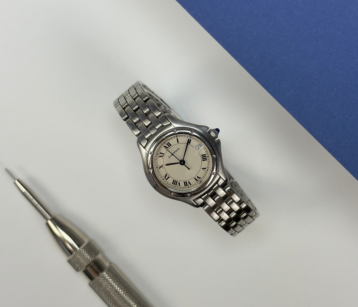 Cartier Cougar 987906 (1990'erne) i stål. Det måler 26mm x 34mm. Uret fremstår i god alm. stand, 8.5/10. Kommer uden tilbehør.