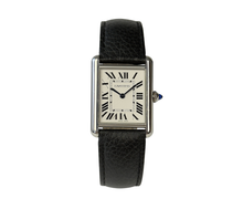 Cartier tank Must WSTA0041 (2023) i stål på en sort læderrem. Uret måler 25.5 x 33.7 mm. Fremstår i god stand med brugspor, 8.5/10. Kommer som fuldt sæt: bokse og certifikat.
