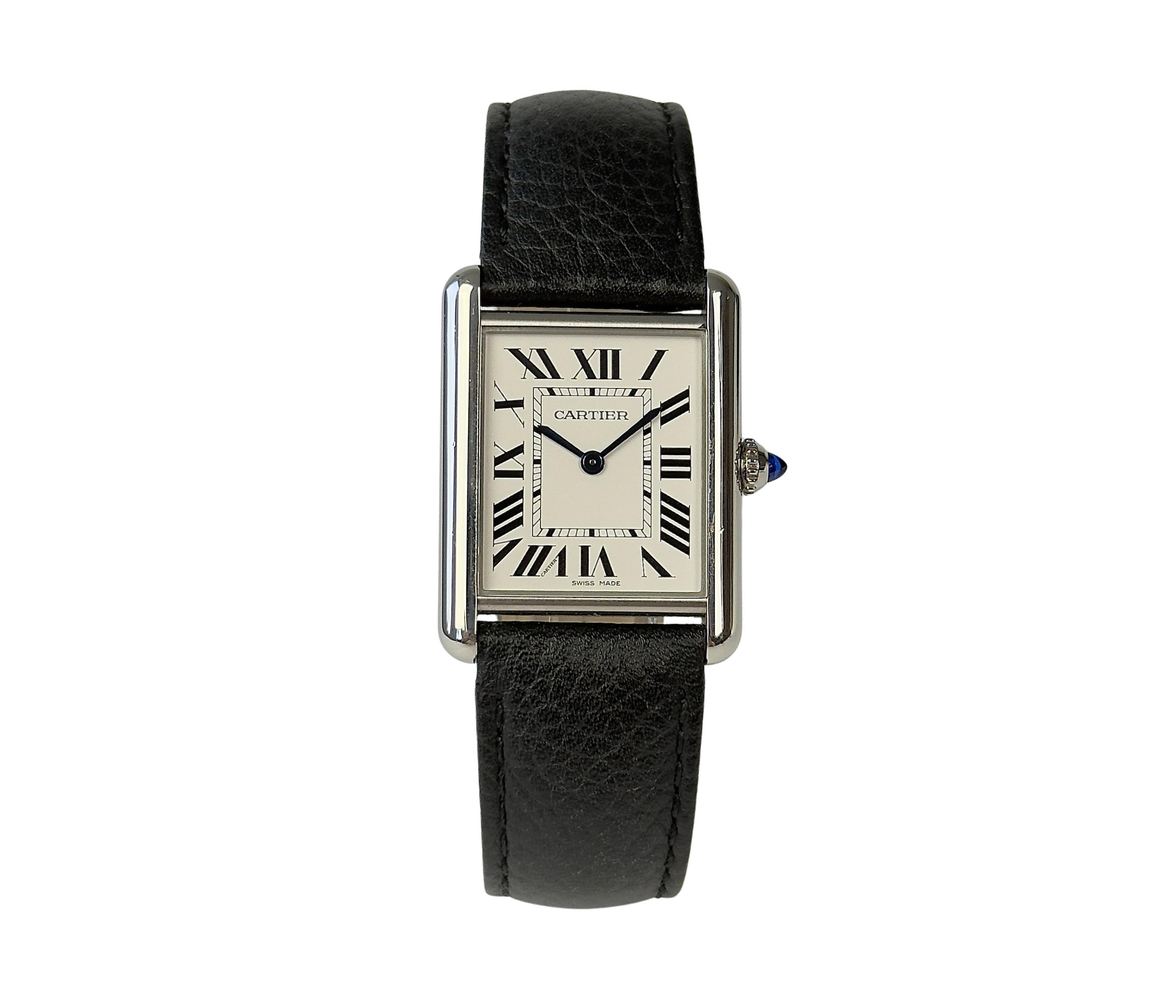Cartier tank Must WSTA0041 (2023) i stål på en sort læderrem. Uret måler 25.5 x 33.7 mm. Fremstår i god stand med brugspor, 8.5/10. Kommer som fuldt sæt: bokse og certifikat.