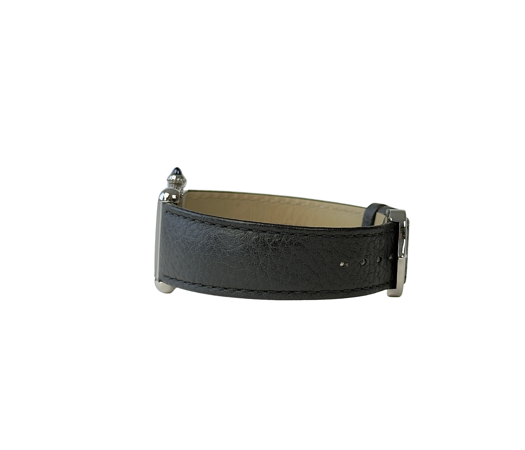 Cartier tank Must WSTA0041 (2023) i stål på en sort læderrem. Uret måler 25.5 x 33.7 mm. Fremstår i god stand med brugspor, 8.5/10. Kommer som fuldt sæt: bokse og certifikat.