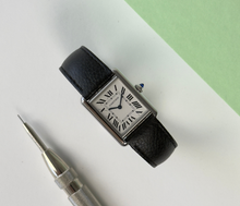 Cartier tank Must WSTA0041 (2023) i stål på en sort læderrem. Uret måler 25.5 x 33.7 mm. Fremstår i god stand med brugspor, 8.5/10. Kommer som fuldt sæt: bokse og certifikat.