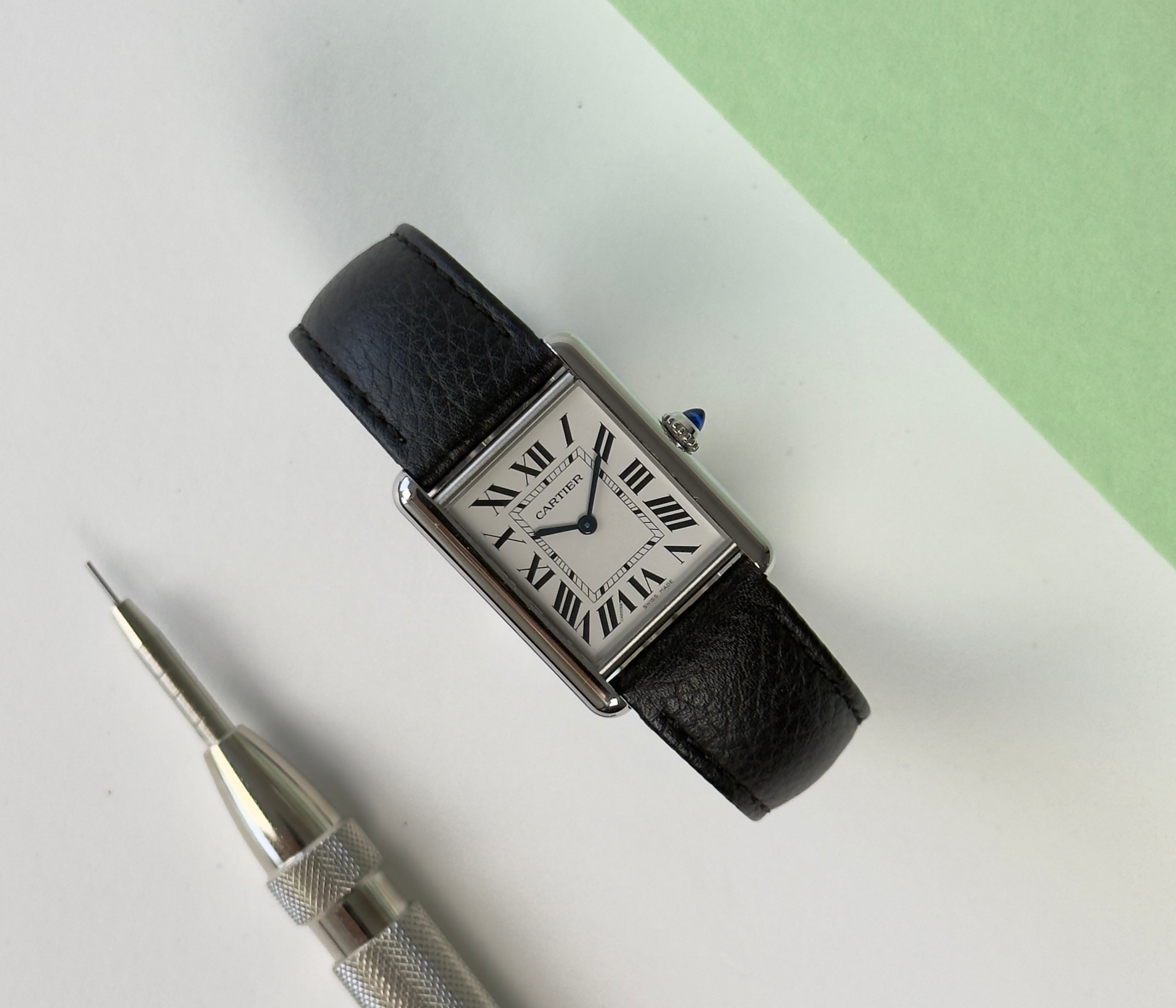 Cartier tank Must WSTA0041 (2023) i stål på en sort læderrem. Uret måler 25.5 x 33.7 mm. Fremstår i god stand med brugspor, 8.5/10. Kommer som fuldt sæt: bokse og certifikat.