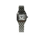 Cartier Panthere WSPN0012 (2025) i stål og måler 19mm x 25mm. Uret fremstår i rigtig flot stand med mindre brugsspor, 9/10. Utroligt smukt og elegant dameur til alle lejligheder. Kommer med certifikat.