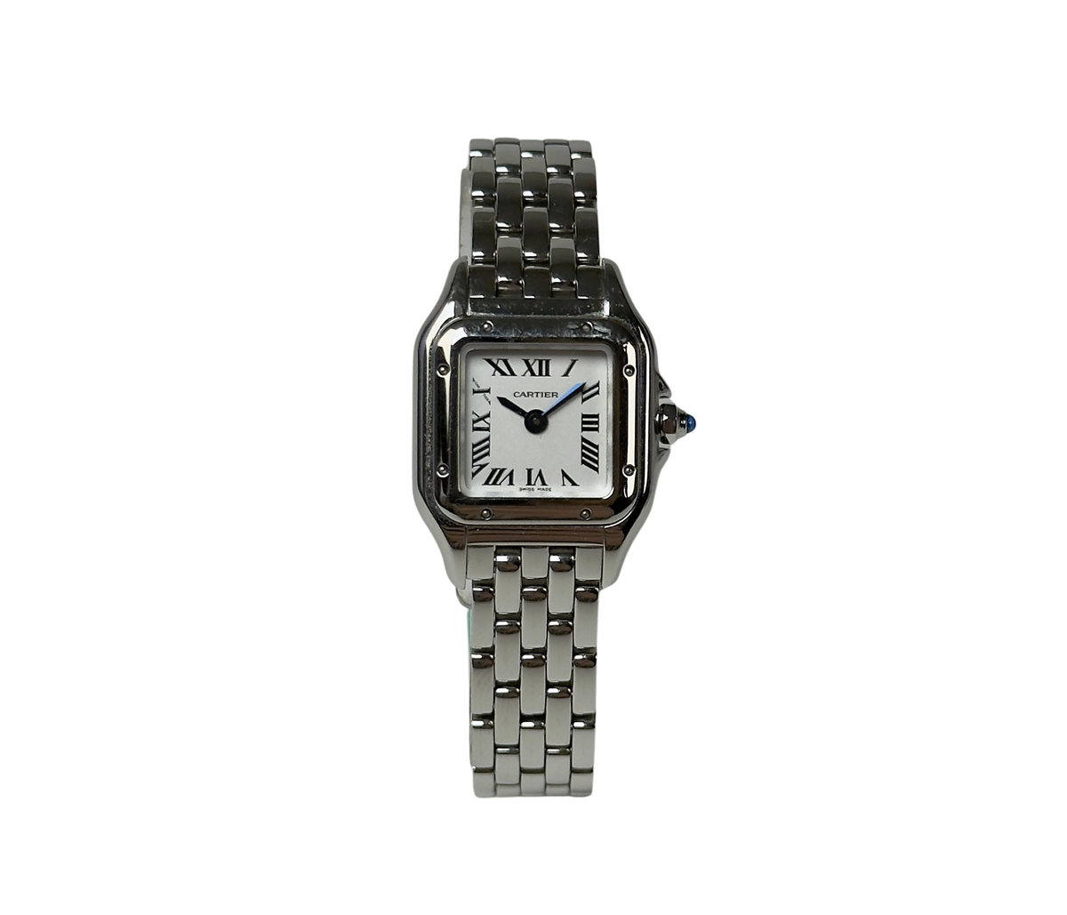 Cartier Panthere WSPN0012 (2025) i stål og måler 19mm x 25mm. Uret fremstår i rigtig flot stand med mindre brugsspor, 9/10. Utroligt smukt og elegant dameur til alle lejligheder. Kommer med certifikat.