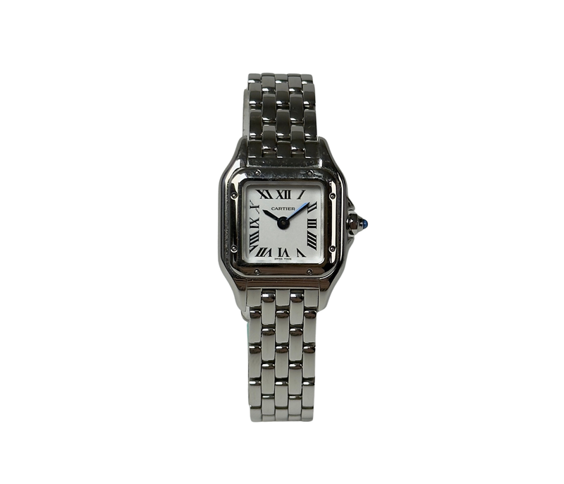 Cartier Panthere WSPN0012 (2025) i stål og måler 19mm x 25mm. Uret fremstår i rigtig flot stand med mindre brugsspor, 9/10. Utroligt smukt og elegant dameur til alle lejligheder. Kommer med certifikat.