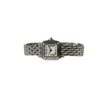 Cartier Panthere WSPN0012 (2025) i stål og måler 19mm x 25mm. Uret fremstår i rigtig flot stand med mindre brugsspor, 9/10. Utroligt smukt og elegant dameur til alle lejligheder. Kommer med certifikat.