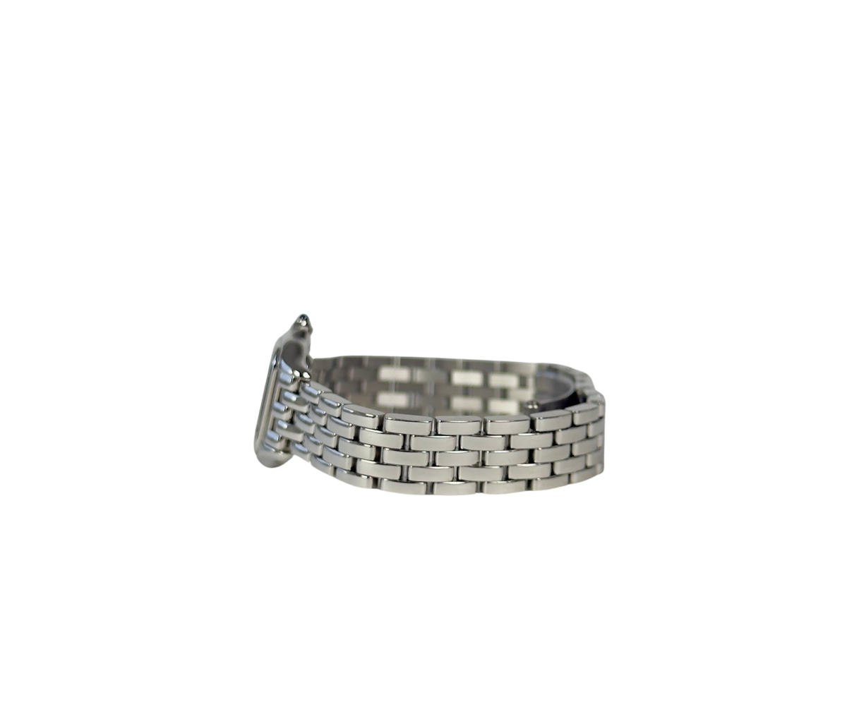 Cartier Panthere WSPN0012 (2025) i stål og måler 19mm x 25mm. Uret fremstår i rigtig flot stand med mindre brugsspor, 9/10. Utroligt smukt og elegant dameur til alle lejligheder. Kommer med certifikat.
