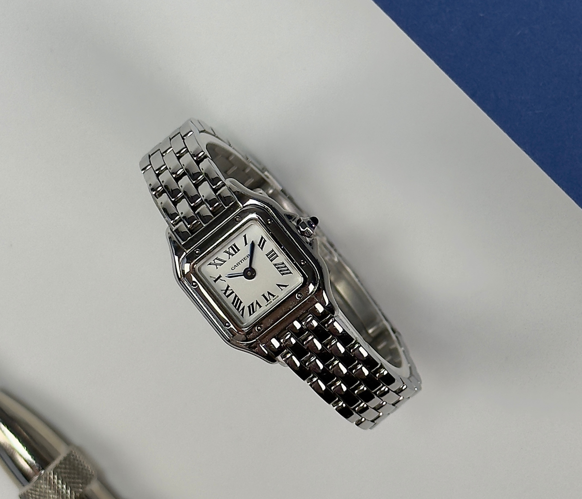 Cartier Panthere WSPN0012 (2025) i stål og måler 19mm x 25mm. Uret fremstår i rigtig flot stand med mindre brugsspor, 9/10. Utroligt smukt og elegant dameur til alle lejligheder. Kommer med certifikat.