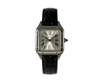 Cartier Santos Dumont Large WSSA0022 (2023) i stål på sort læderrem. Uret måler 31.4 x 43.5 mm og er udstyret med et kvartsværk. Fremstår i nær ny stand uden brugsspor, 9.9/10. Kommer som fuldt sæt med bokse og certifikat. Uret er omfattet af cartier garanti til 2031.