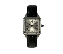 Cartier Santos Dumont Large WSSA0022 (2023) i stål på sort læderrem. Uret måler 31.4 x 43.5 mm og er udstyret med et kvartsværk. Fremstår i nær ny stand uden brugsspor, 9.9/10. Kommer som fuldt sæt med bokse og certifikat. Uret er omfattet af cartier garanti til 2031.