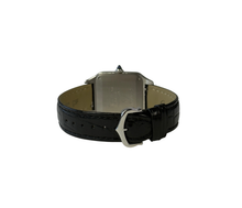 Cartier Santos Dumont Large WSSA0022 (2023) i stål på sort læderrem. Uret måler 31.4 x 43.5 mm og er udstyret med et kvartsværk. Fremstår i nær ny stand uden brugsspor, 9.9/10. Kommer som fuldt sæt med bokse og certifikat. Uret er omfattet af cartier garanti til 2031.
