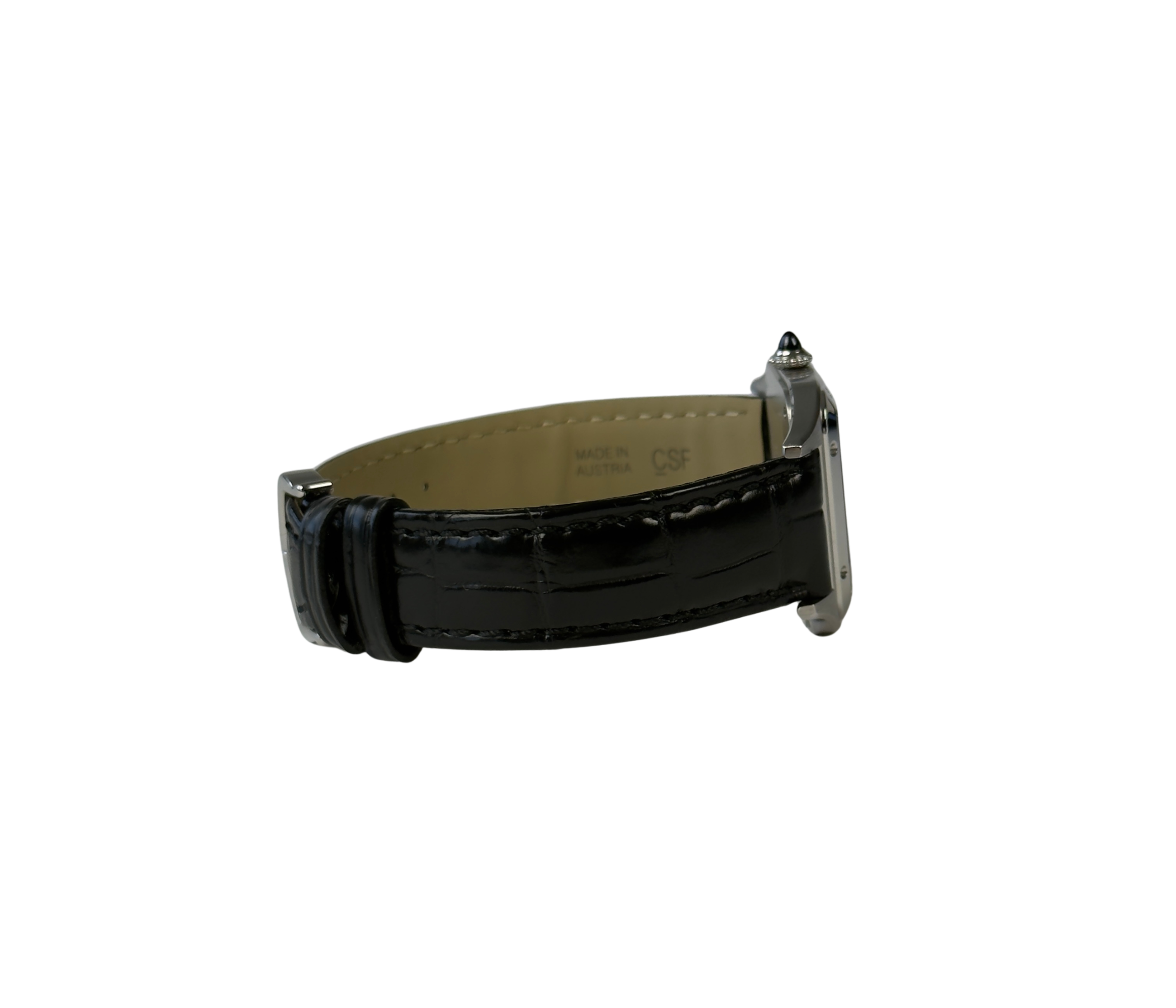 Cartier Santos Dumont Large WSSA0022 (2023) i stål på sort læderrem. Uret måler 31.4 x 43.5 mm og er udstyret med et kvartsværk. Fremstår i nær ny stand uden brugsspor, 9.9/10. Kommer som fuldt sæt med bokse og certifikat. Uret er omfattet af cartier garanti til 2031.