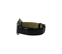 Cartier Santos Dumont Large WSSA0022 (2023) i stål på sort læderrem. Uret måler 31.4 x 43.5 mm og er udstyret med et kvartsværk. Fremstår i nær ny stand uden brugsspor, 9.9/10. Kommer som fuldt sæt med bokse og certifikat. Uret er omfattet af cartier garanti til 2031.