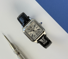 Cartier Santos Dumont Large WSSA0022 (2023) i stål på sort læderrem. Uret måler 31.4 x 43.5 mm og er udstyret med et kvartsværk. Fremstår i nær ny stand uden brugsspor, 9.9/10. Kommer som fuldt sæt med bokse og certifikat. Uret er omfattet af cartier garanti til 2031.