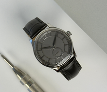 Felipe Pikullik UN2123 Piece Unique (2022) i stål. Diameter 38.5 mm, højde 8 mm. Stand: 9/10. Kommer med originalt certifikat og pouch (boks).