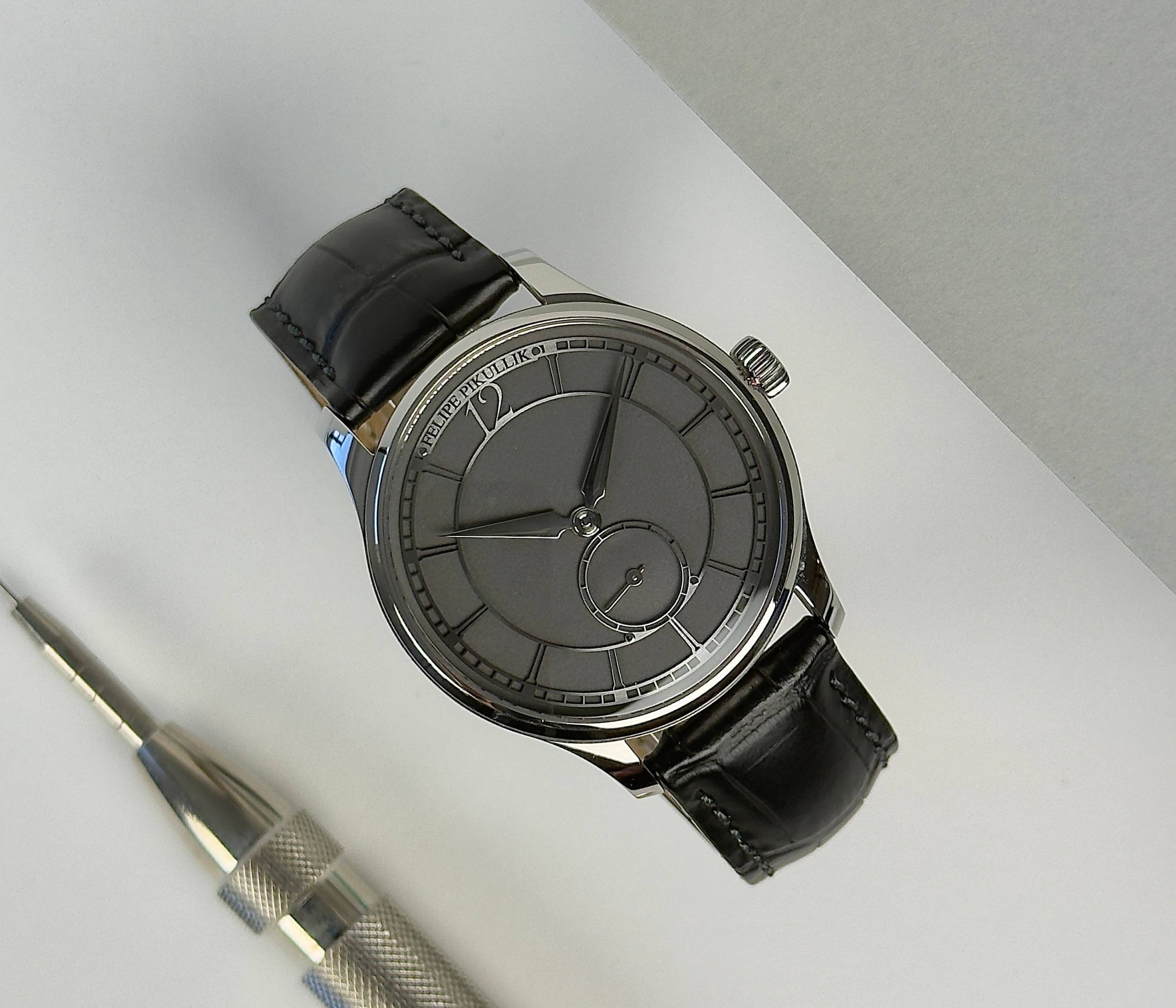 Felipe Pikullik UN2123 Piece Unique (2022) i stål. Diameter 38.5 mm, højde 8 mm. Stand: 9/10. Kommer med originalt certifikat og pouch (boks).