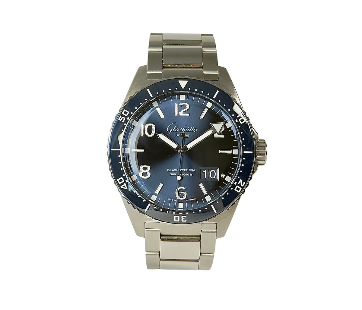 Glashütte Original SeaQ Panorama Date 1-36-13-02-81-70 (2020) i stål med blå skive og drejekrans. Uret måler 43 mm og er i god alm. stand, 8/10. In-house Glashütte Original værk med 100 timers gangreserve. Kommer som fuldt sæt: Bokse, certifikat, manualer og rejseitui. 