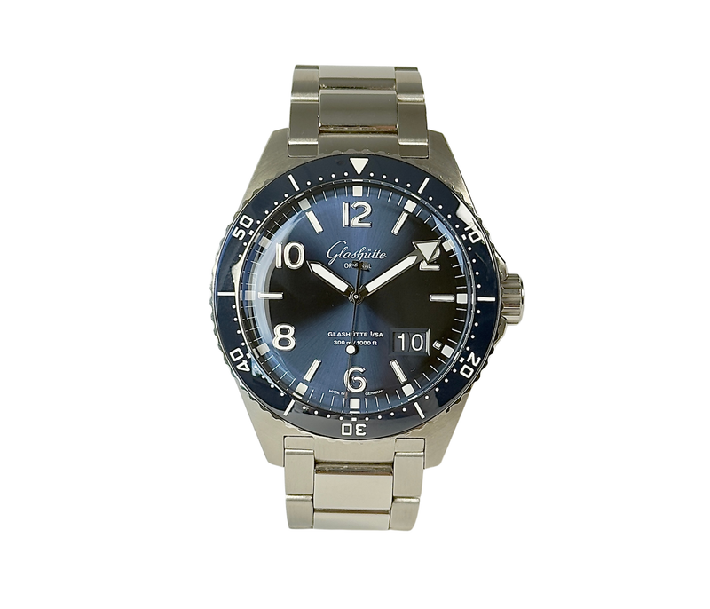 Glashütte Original SeaQ Panorama Date 1-36-13-02-81-70 (2020) i stål med blå skive og drejekrans. Uret måler 43 mm og er i god alm. stand, 8/10. In-house Glashütte Original værk med 100 timers gangreserve. Kommer som fuldt sæt: Bokse, certifikat, manualer og rejseitui. 