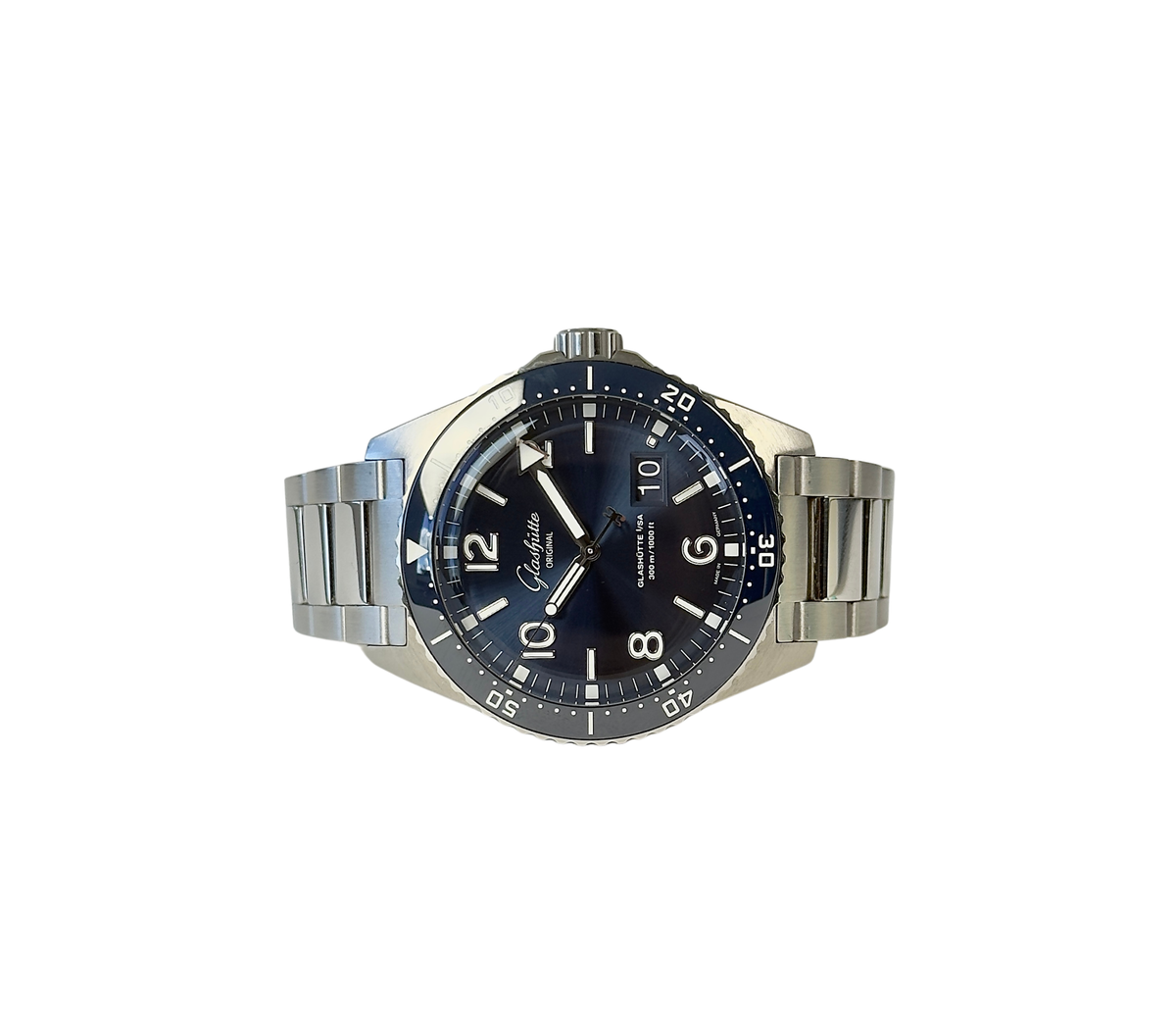 Glashütte Original SeaQ Panorama Date 1-36-13-02-81-70 (2020) i stål med blå skive og drejekrans. Uret måler 43 mm og er i god alm. stand, 8/10. In-house Glashütte Original værk med 100 timers gangreserve. Kommer som fuldt sæt: Bokse, certifikat, manualer og rejseitui. 