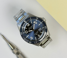 Glashütte Original SeaQ Panorama Date 1-36-13-02-81-70 (2020) i stål med blå skive og drejekrans. Uret måler 43 mm og er i god alm. stand, 8/10. In-house Glashütte Original værk med 100 timers gangreserve. Kommer som fuldt sæt: Bokse, certifikat, manualer og rejseitui. 