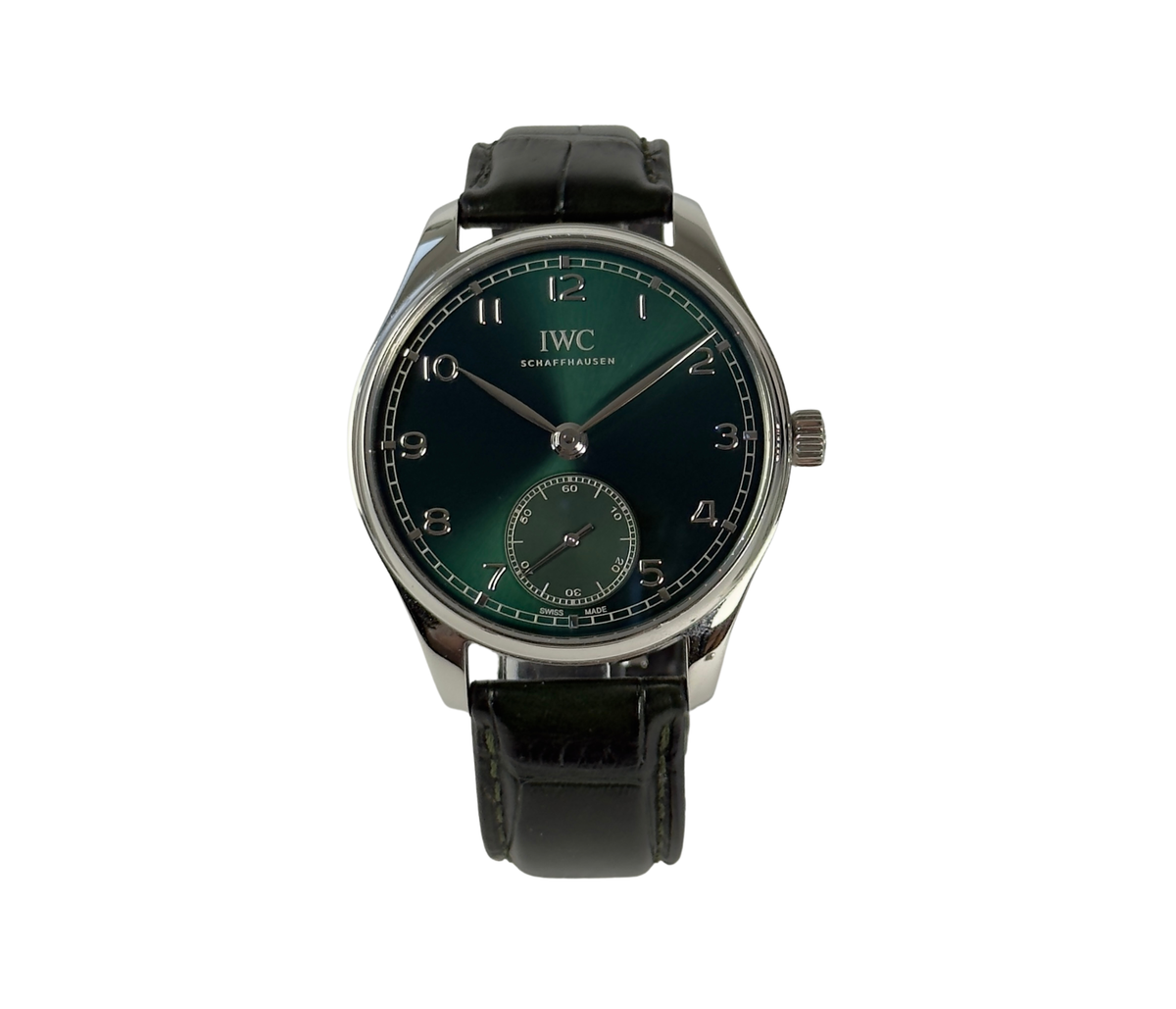 IWC Portugieser 40 IW358310 (2024) i stål med grøn skive. Uret kommer en to remme: En grøn alligatorrem og en grøn gummirem. Det fremstår i utrolig flot stand uden nævneværdige brugsspor, 9.5/10. Kommer som fuldt sæt: Bokse, omslag, certifikat, manualer, ekstra rem og original købskvittering fra dansk AD.
Uret har International Warranty indtil juni 2032.