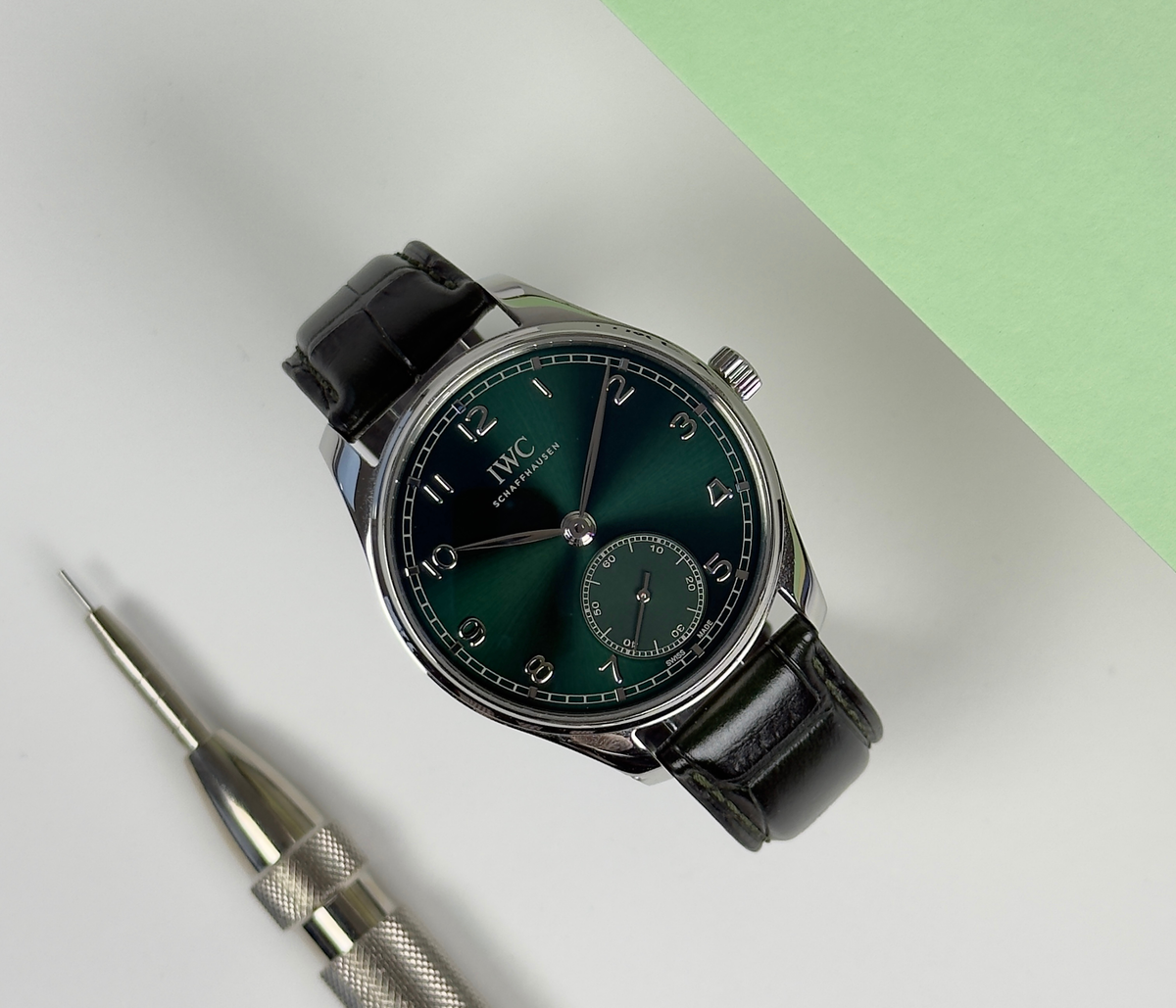 IWC Portugieser 40 IW358310 (2024) i stål med grøn skive. Uret kommer en to remme: En grøn alligatorrem og en grøn gummirem. Det fremstår i utrolig flot stand uden nævneværdige brugsspor, 9.5/10. Kommer som fuldt sæt: Bokse, omslag, certifikat, manualer, ekstra rem og original købskvittering fra dansk AD.
Uret har International Warranty indtil juni 2032.