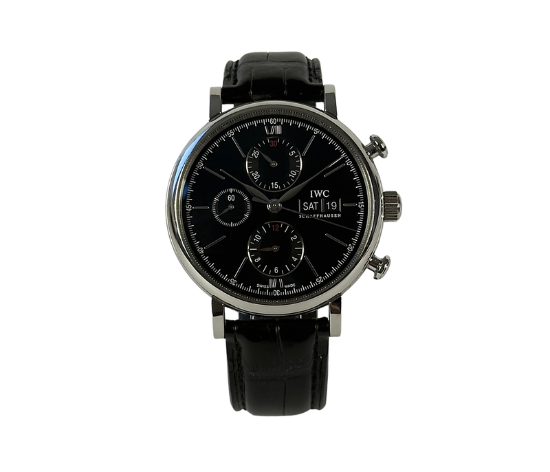 IWC Portofino Chronograph IW391008 (2018) i stål med sort skive samt dag- og dato-funktion. Uret fremstår i flot stand med alm. brugsspor. Kommer med bokse, certifikat og manualer.