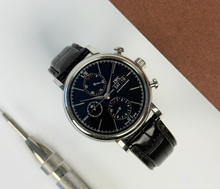 IWC Portofino Chronograph IW391008 (2018) i stål med sort skive samt dag- og dato-funktion. Uret fremstår i flot stand med alm. brugsspor. Kommer med bokse, certifikat og manualer.