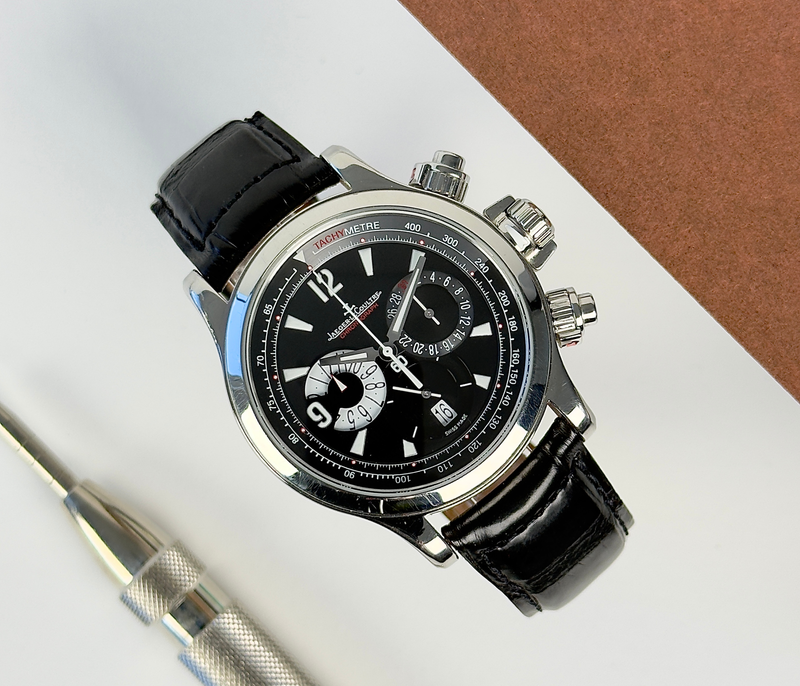 Jaeger LeCoultre Master Compressor Chronograph 1161 (2007) i stål. Uret fremstår i god stand, 8.5/10. Kommer med bokse, certifikat, manual, servicekvittering samt to ekstra originale JLC-remme inkl. JLC-spænder.